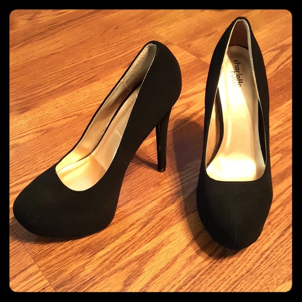 Black pumps