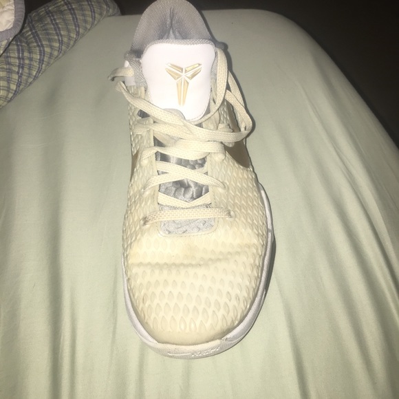 Nike Basketball Shoes- Kobe Gold Edition - Picture 2 of 4