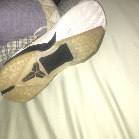 Nike Basketball Shoes- Kobe Gold Edition - Picture 3 of 4