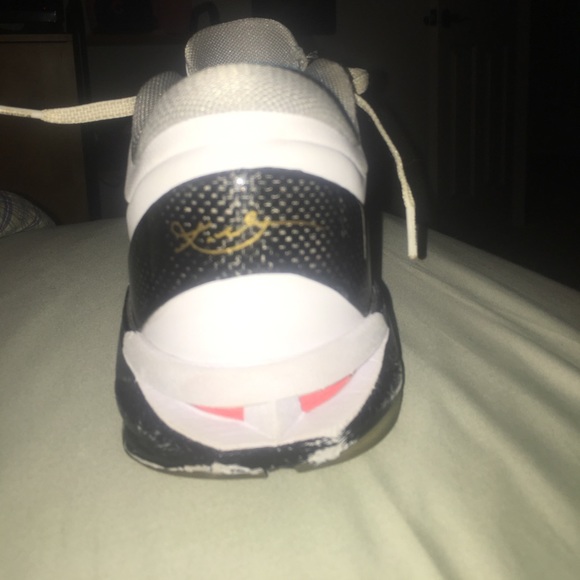 Nike Basketball Shoes- Kobe Gold Edition - Picture 4 of 4