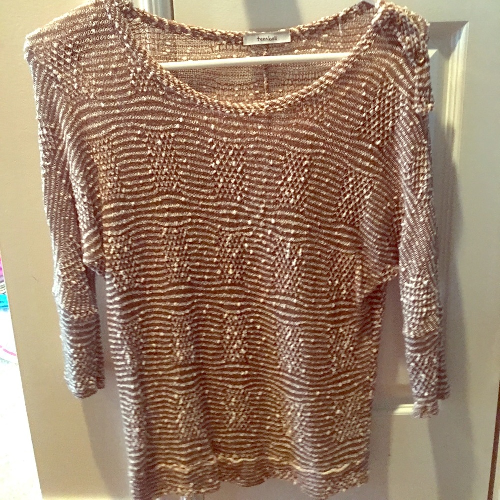 3/4 sleeve shirt with 3 buttons on the shoulder.