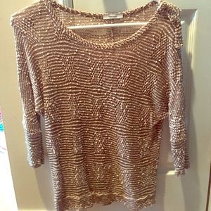 3/4 sleeve shirt with 3 buttons on the shoulder.