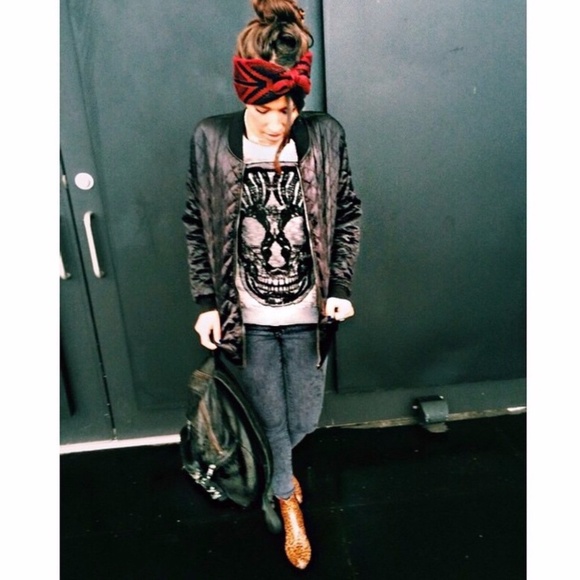 LF RUMOR BOUTIQUE Gray & Black Crochet Skull Pullover Sweatshirt NWT - Picture 2 of 7