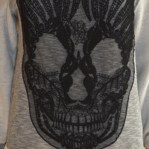 LF RUMOR BOUTIQUE Gray & Black Crochet Skull Pullover Sweatshirt NWT - Picture 3 of 7