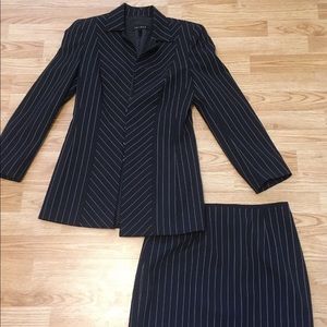 Stunning Escada Pinstripe Suit 34/36!