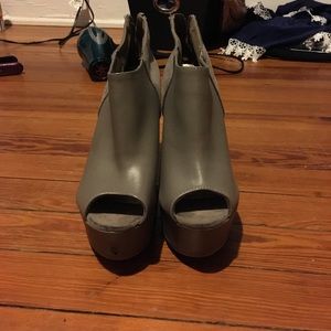 Wedged boogies, size 9