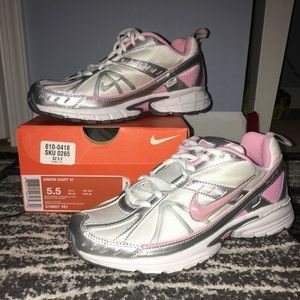 Woman's Nike Dart VI Running Shoes