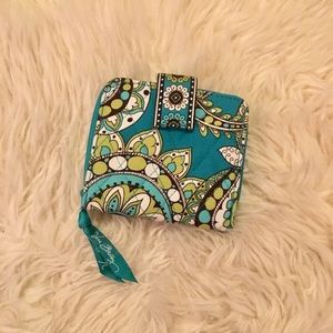 ✨RETIRED✨Vera Bradley 'peacock' small waller