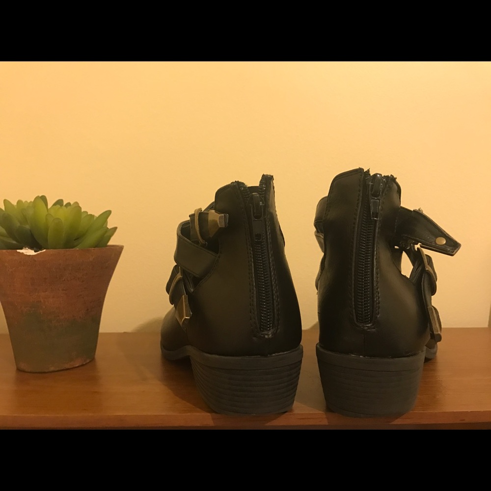 Restricted black boots - Picture 2 of 5