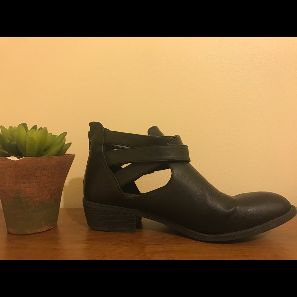 Restricted black boots - Picture 3 of 5