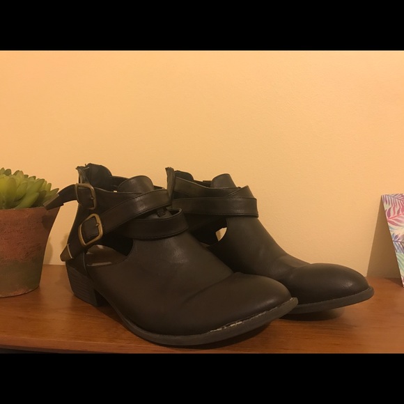 Restricted black boots - Picture 4 of 5