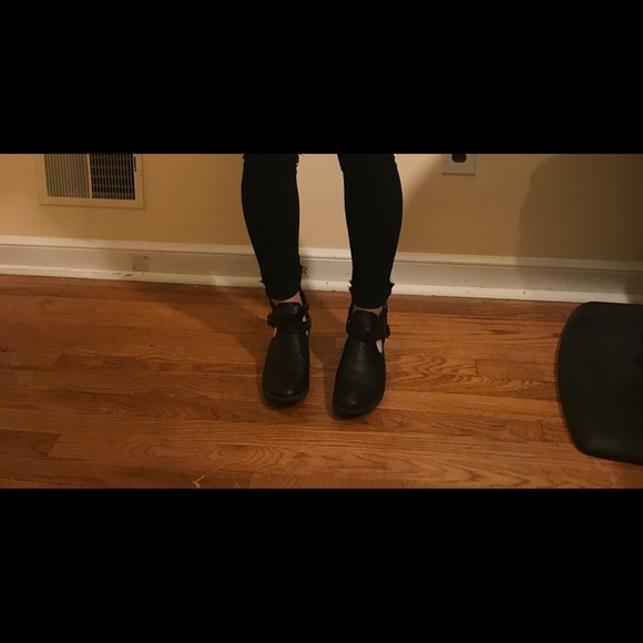 Restricted black boots - Picture 5 of 5