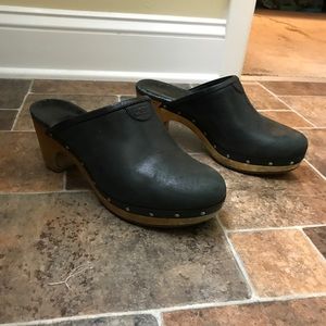 Black leather Ugg clogs GUC