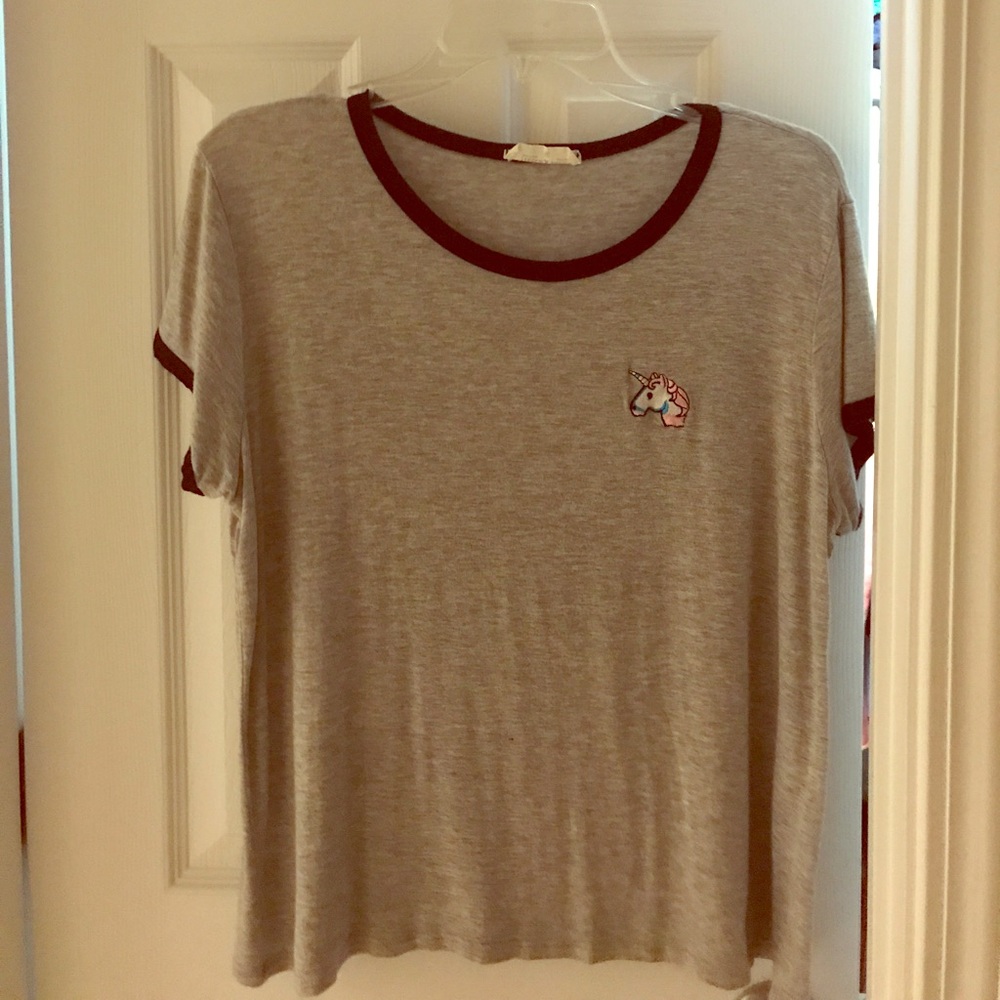 Gray t-shirt with unicorn patch on side