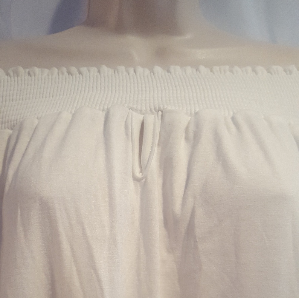 Off the shoulder White Top - Picture 2 of 4