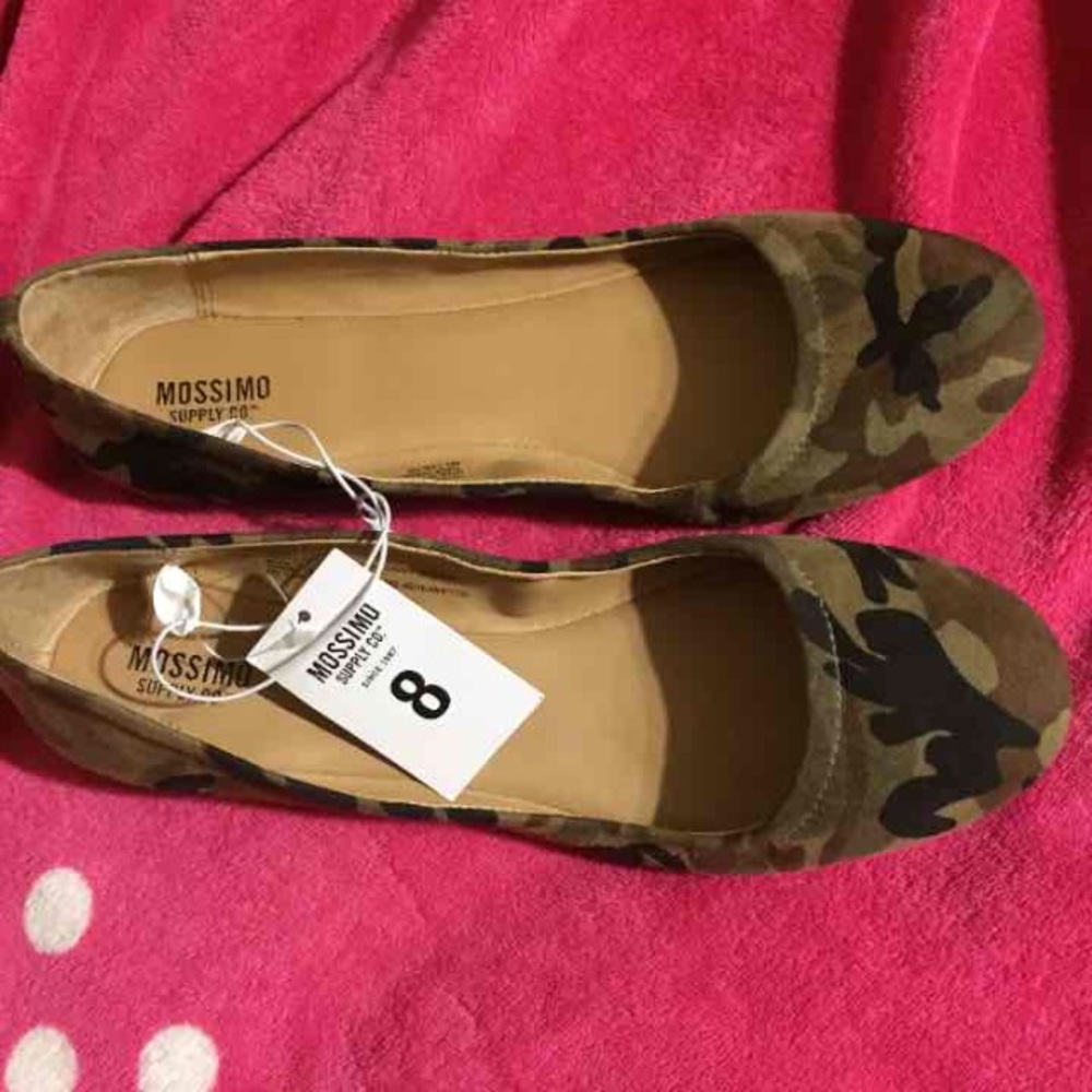 NWT camo flats