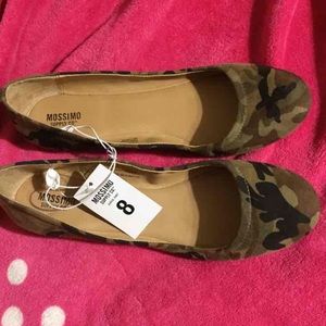 NWT camo flats