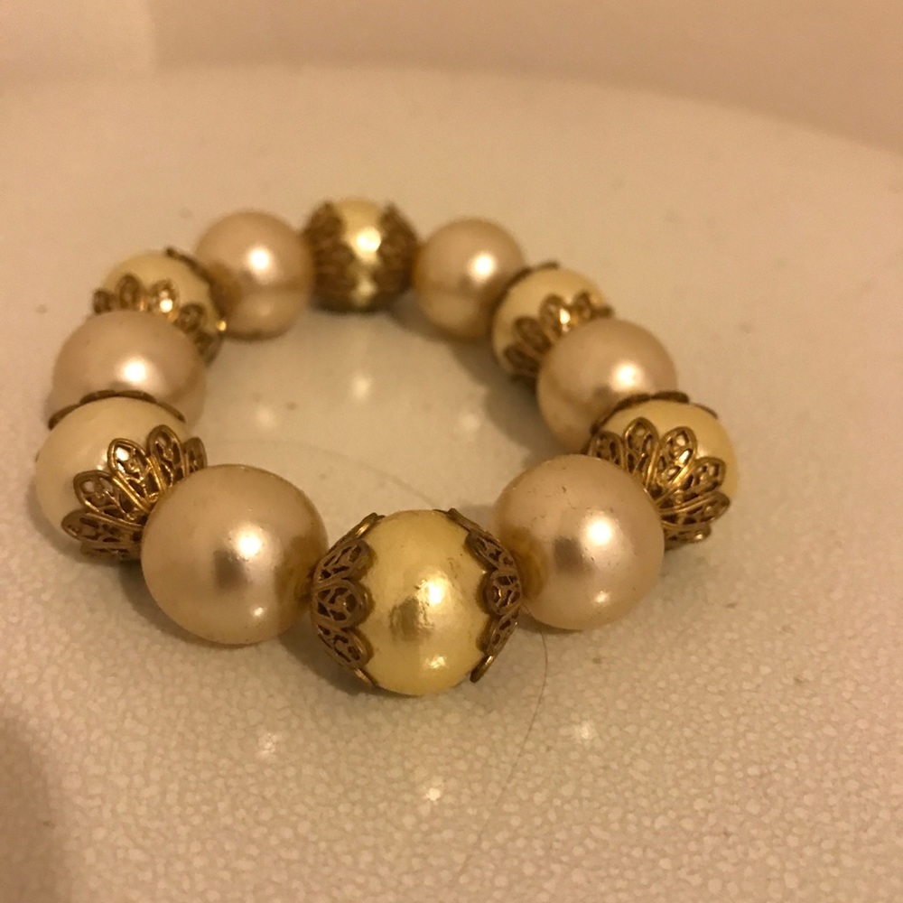 Banana Republic pearl bracelet