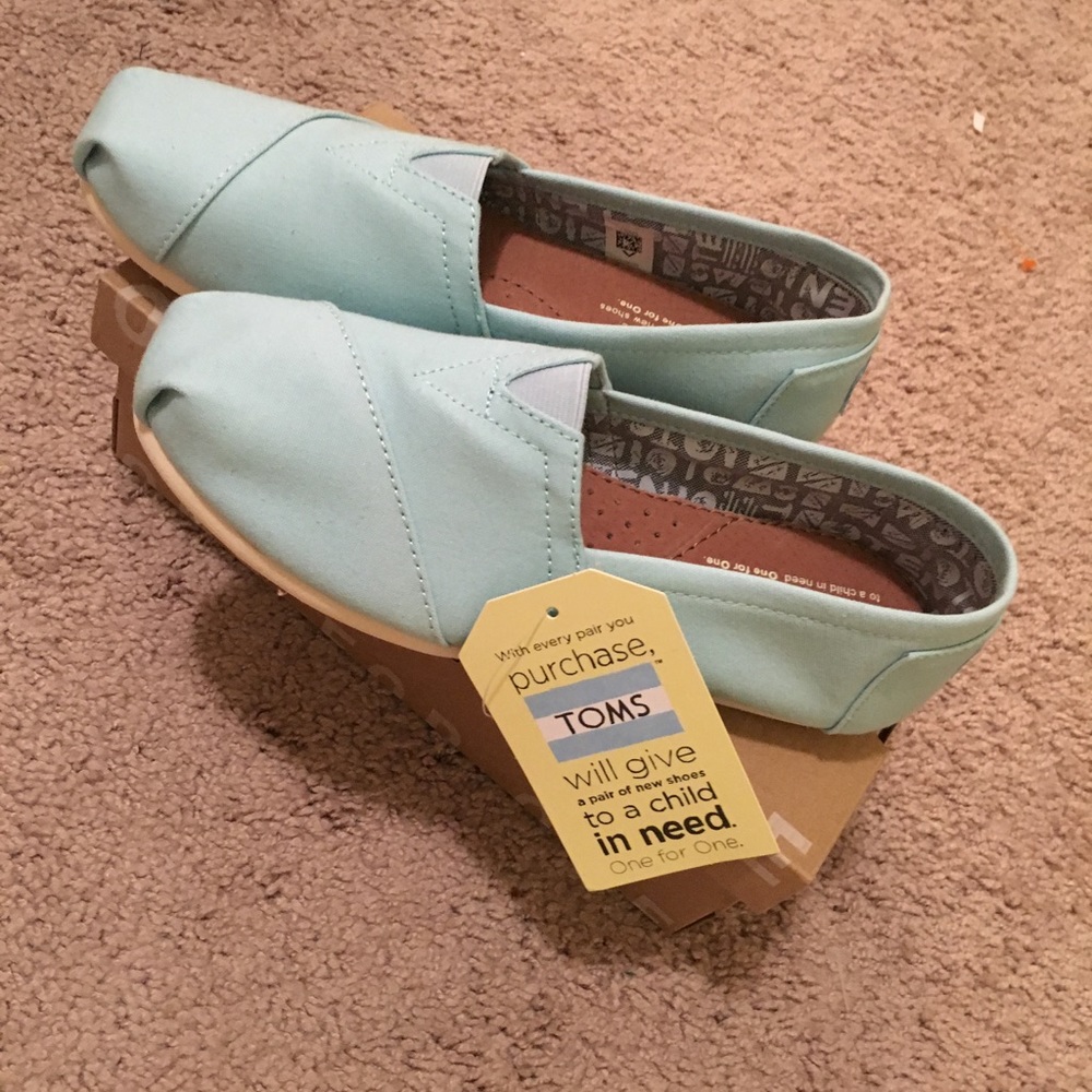TOMS women's shoes size 5.5