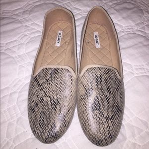 Snake like flat shoes! Flat and adorable!