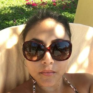 Meet your Posher, Claudia