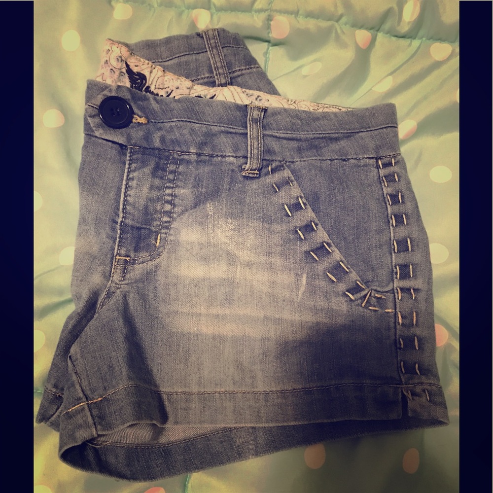 Woman's freestyle soft denim shorts!