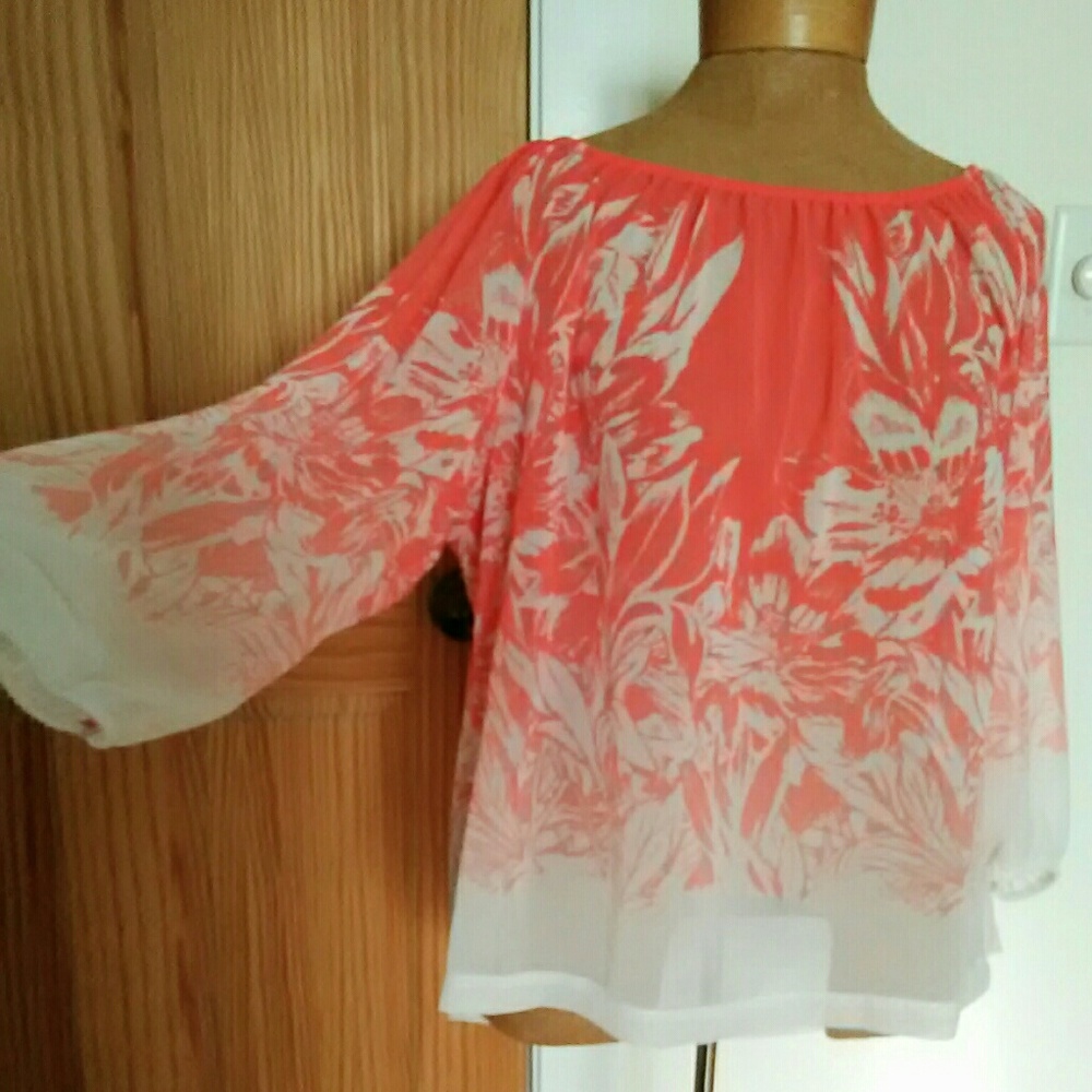 SALE Jennifer Lopez Peach & White Floral Blouse