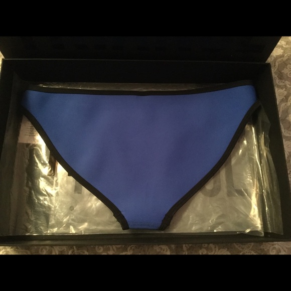 Authentic Triangl Swimwear Blue Poppy Crush - Picture 4 of 5