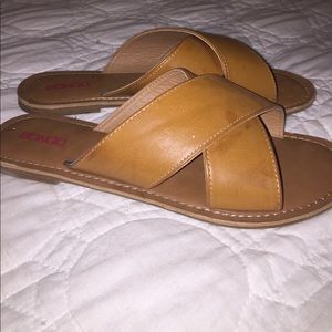 Super trendy flat sandals! Cross-cross design!