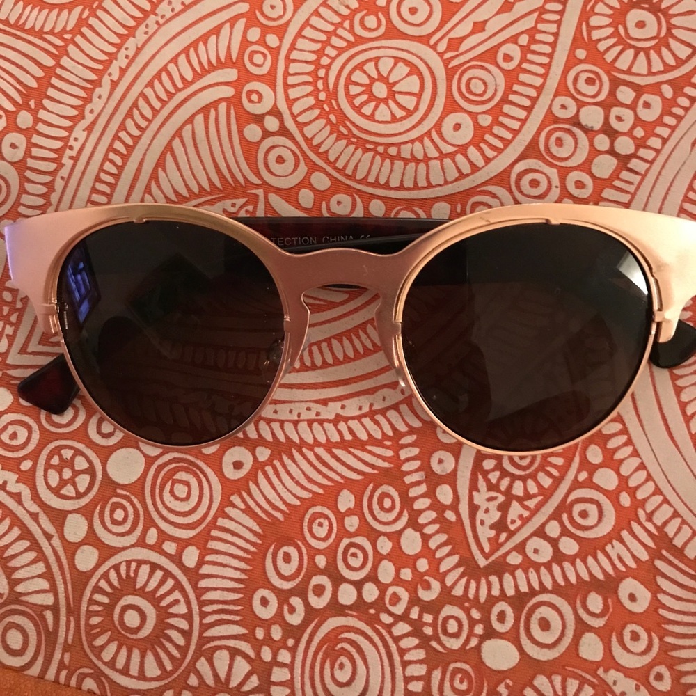 Adorable vintage rose rimmed sunglasses