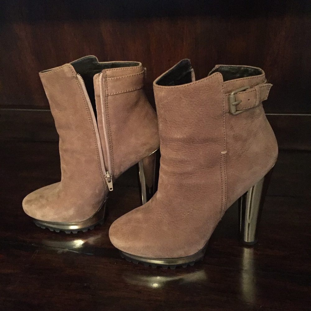 NWOT Tan Suede Pour La Victoire Bootie