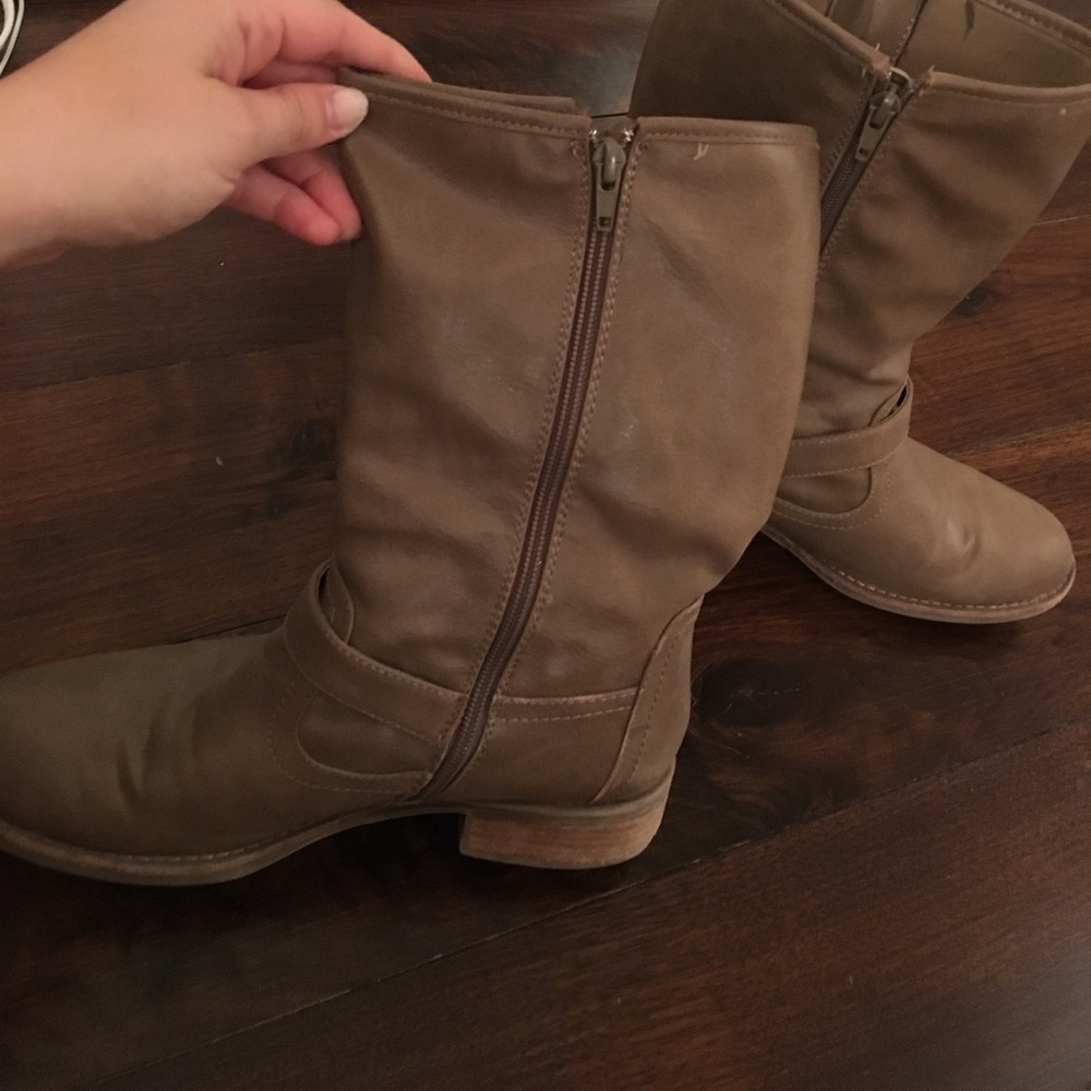 Boots - Picture 3 of 4