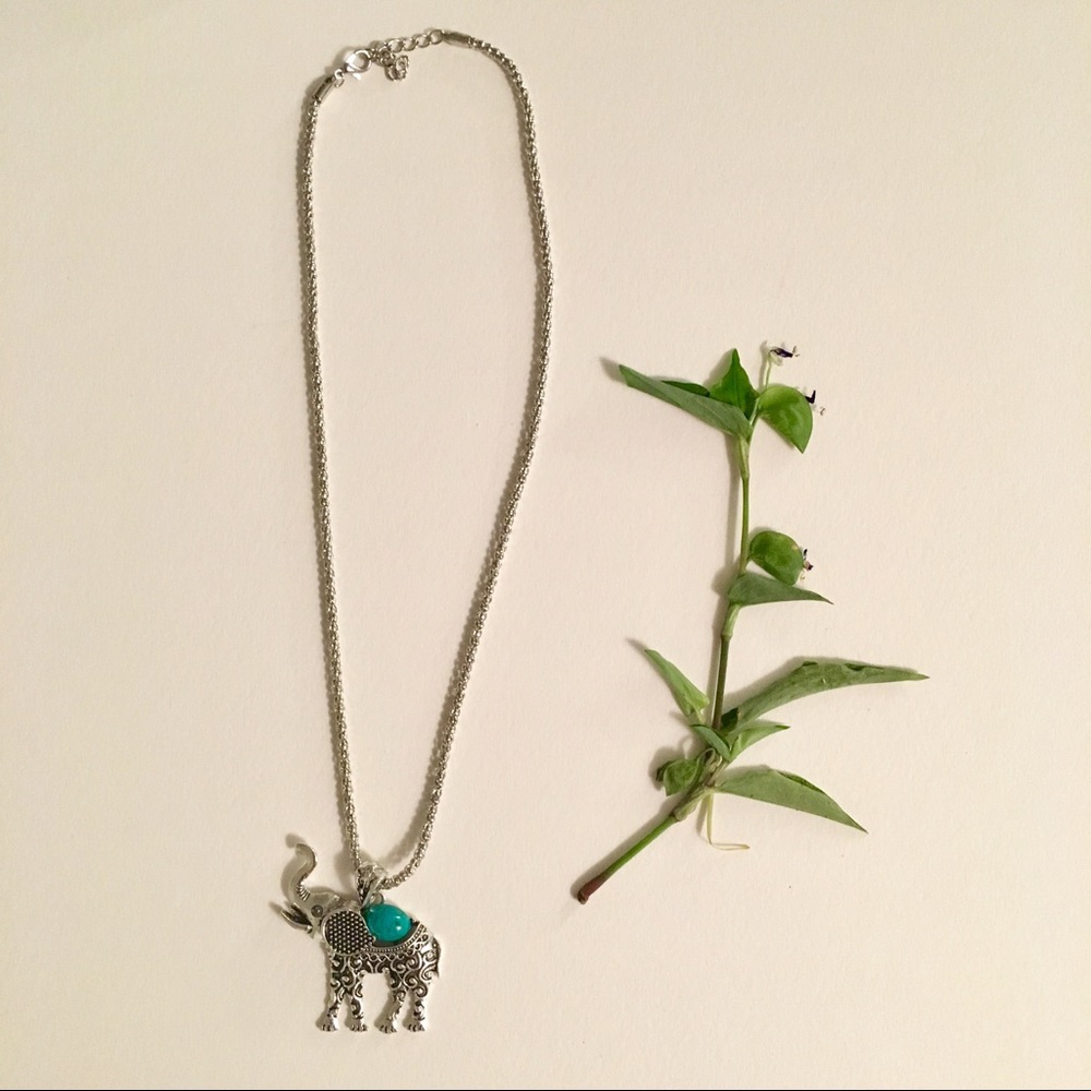 Bohemian elephant necklace with turquoise gemstone - Picture 2 of 3
