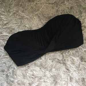 Simple strapless bikini top wth cross detail front