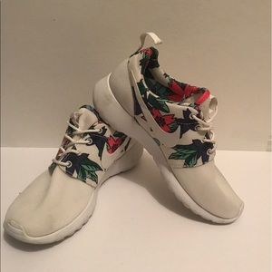 Nike floral roshe run women's size 7