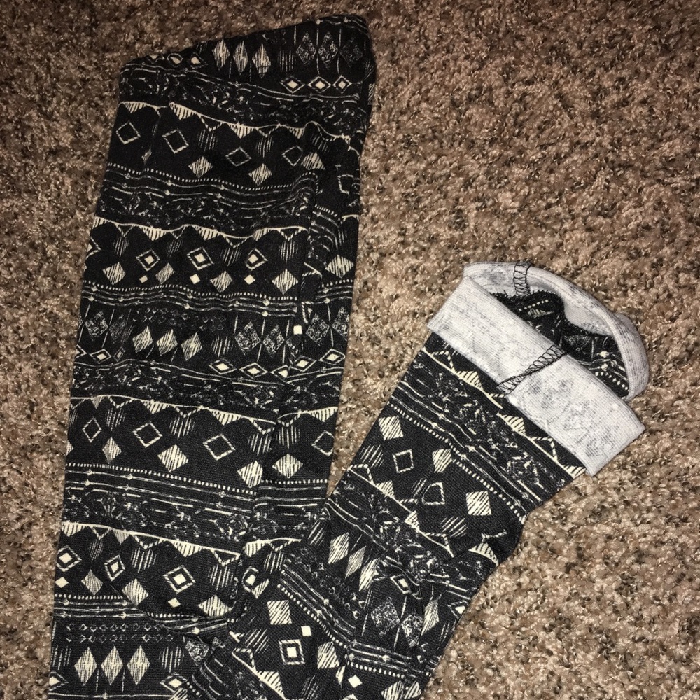 SIZE M Zumiez patterned leggings, ankle length