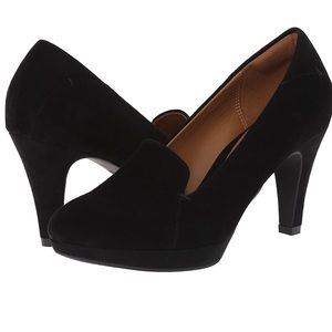 **NEW**Suede Pump (size 6 1/2 Wide)