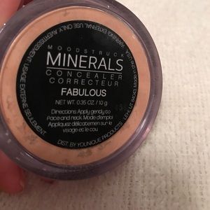 Younique minerals powder concealer