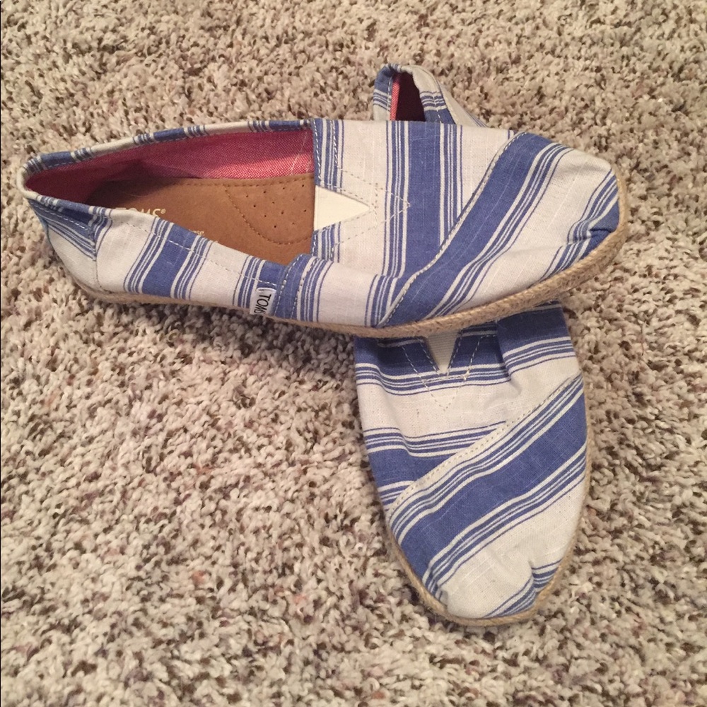 TOMS classic slip ons