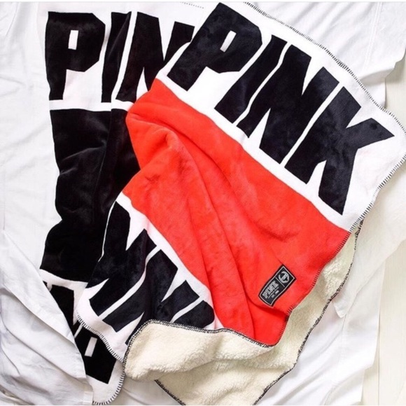 PINK Victoria's Secret Other - VS PINK Sherpa Blanket in Black