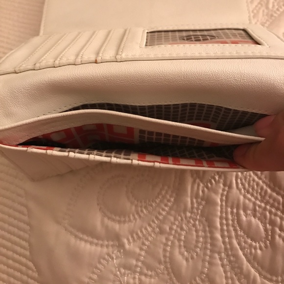 Guess Wallet - Picture 4 of 8