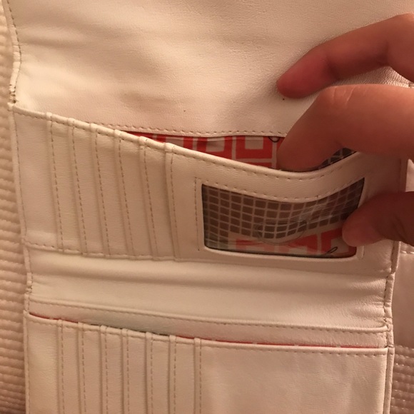 Guess Wallet - Picture 5 of 8