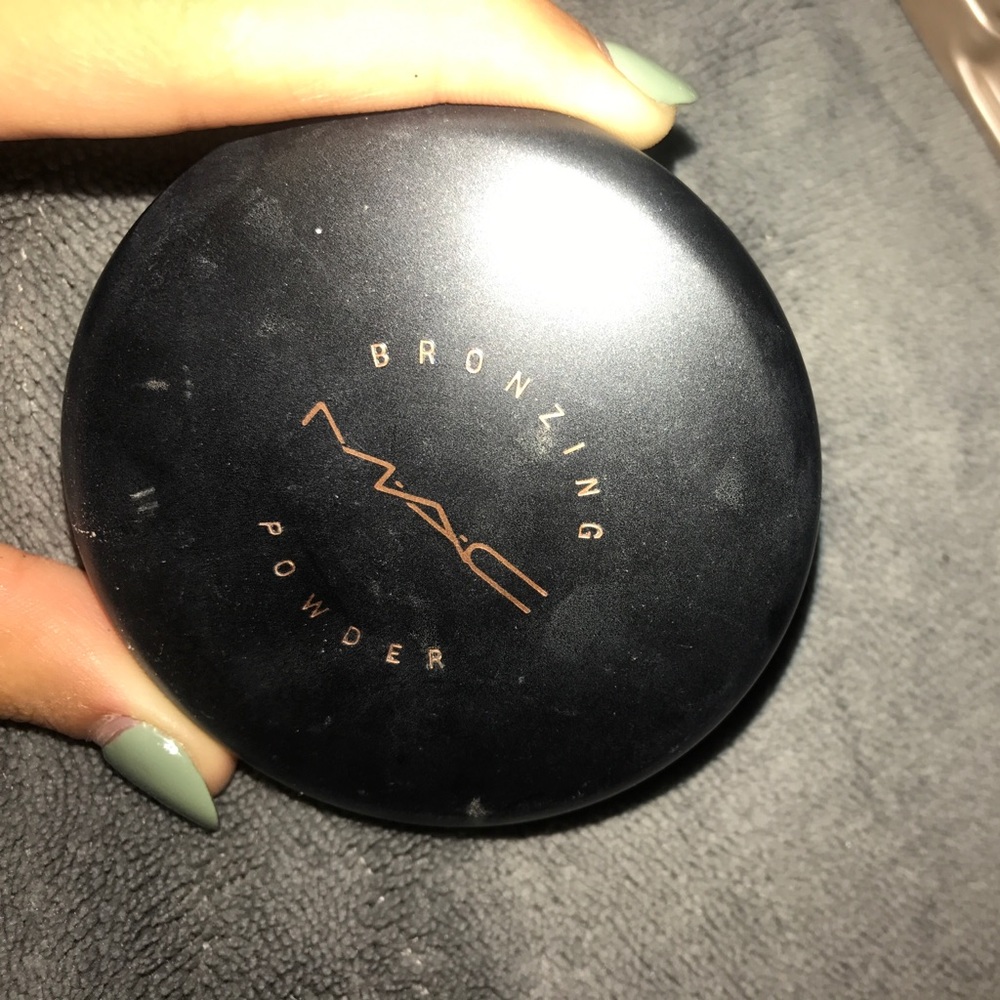 MAC bronzing powder