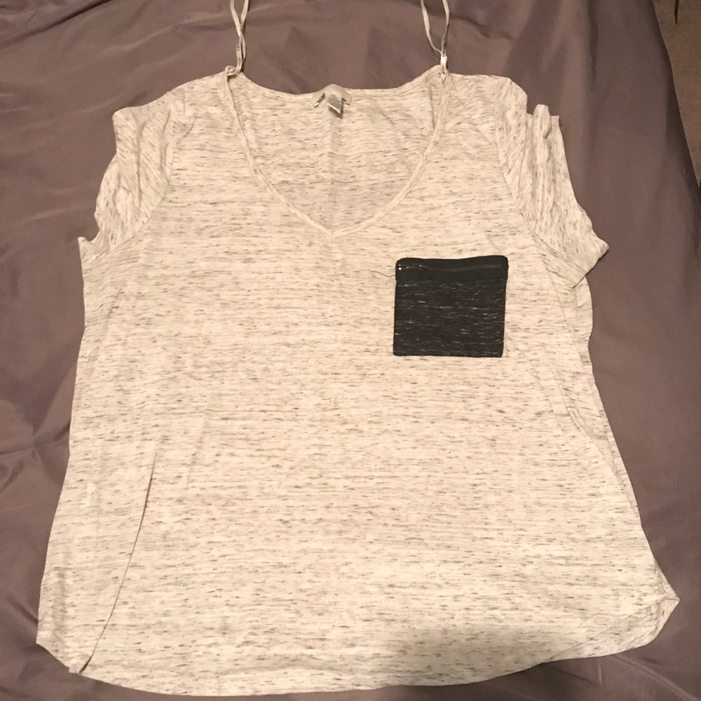 Off white vneck with a black pocket