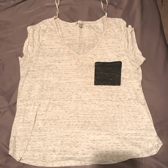 Off white vneck with a black pocket - Picture 1 of 4