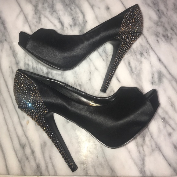 Steve Madden Shoes - Steve Madden satin bling heels