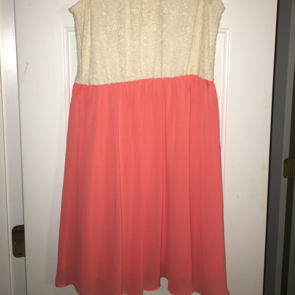 Coral and white lace dress - Picture 3 of 3