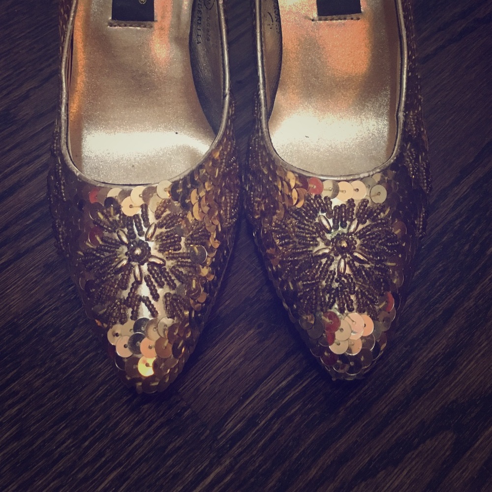 Magic vintage gold sequined pumps