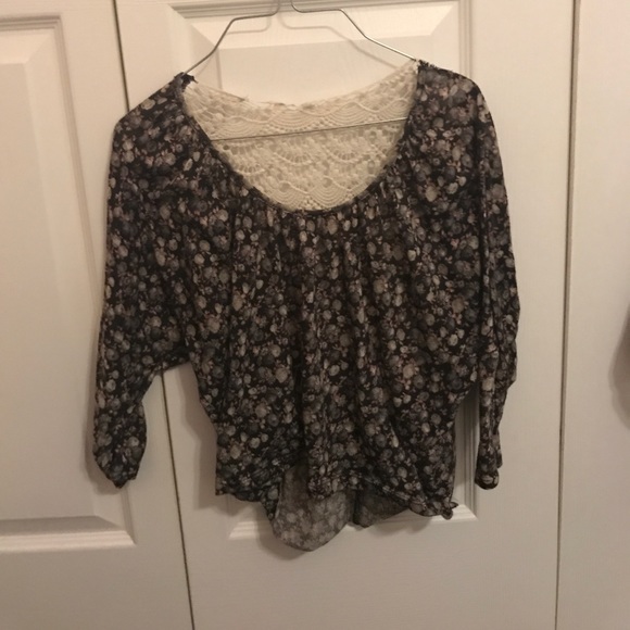 Charlotte Russe Tops - Floral Cropped shirt
