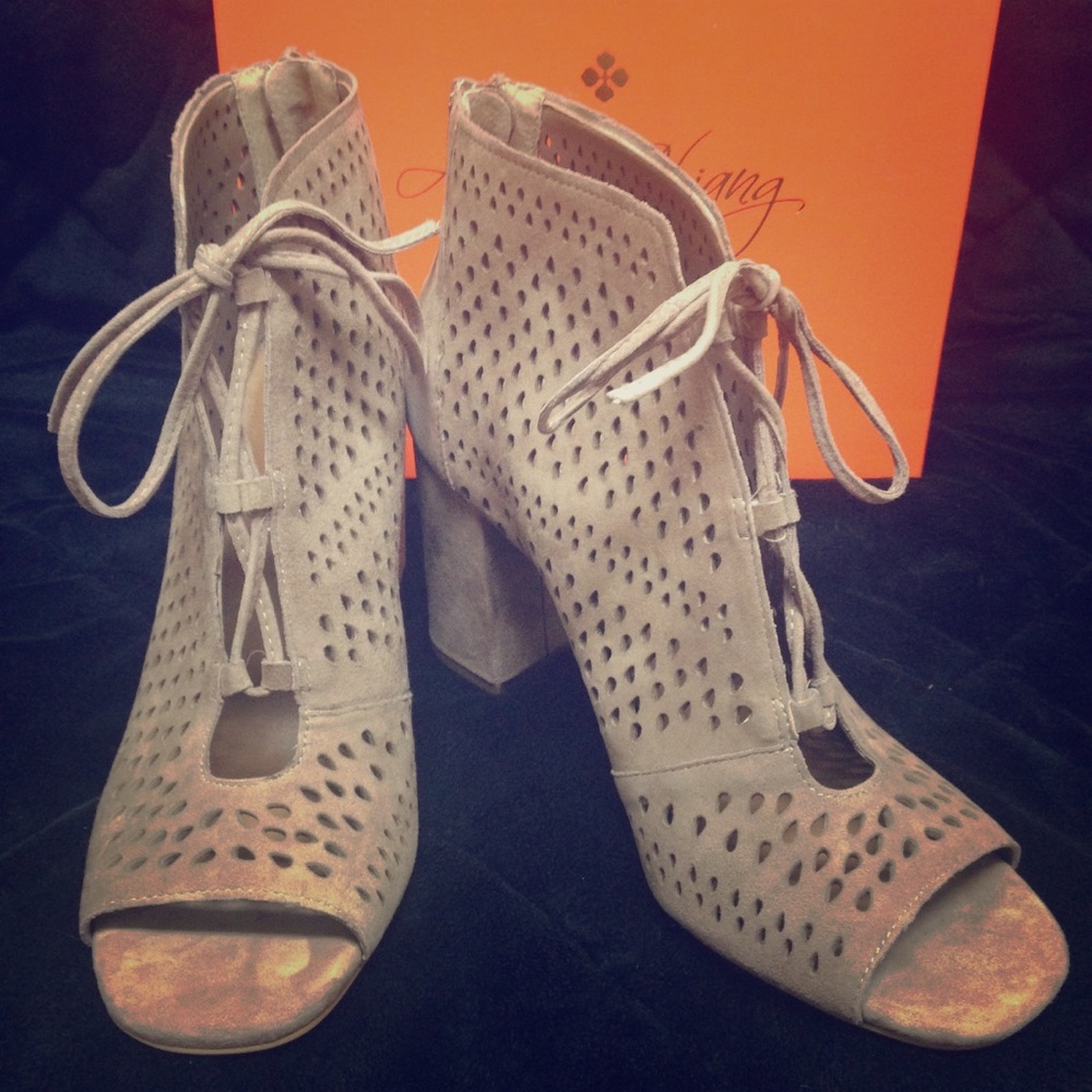 NWT Parlee Lace -up pump